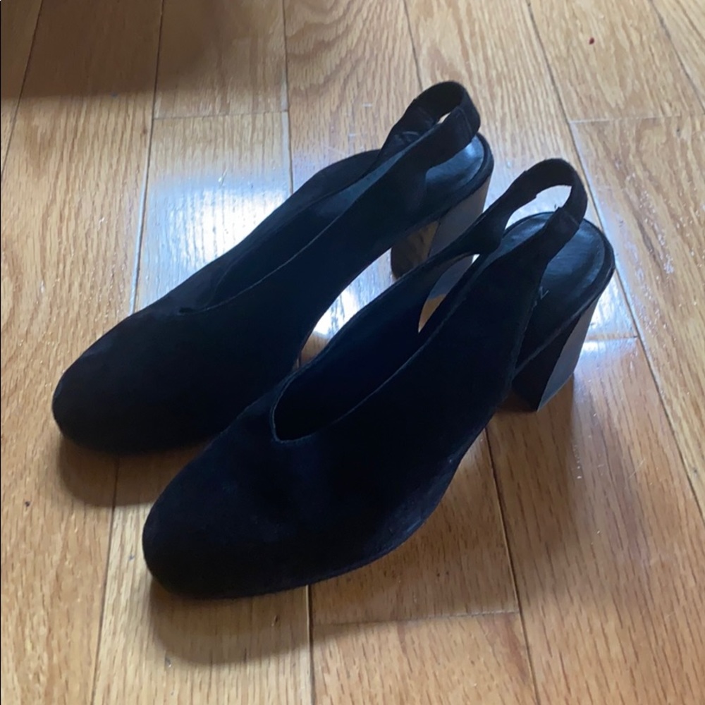 Black EILEEN FISHER heals